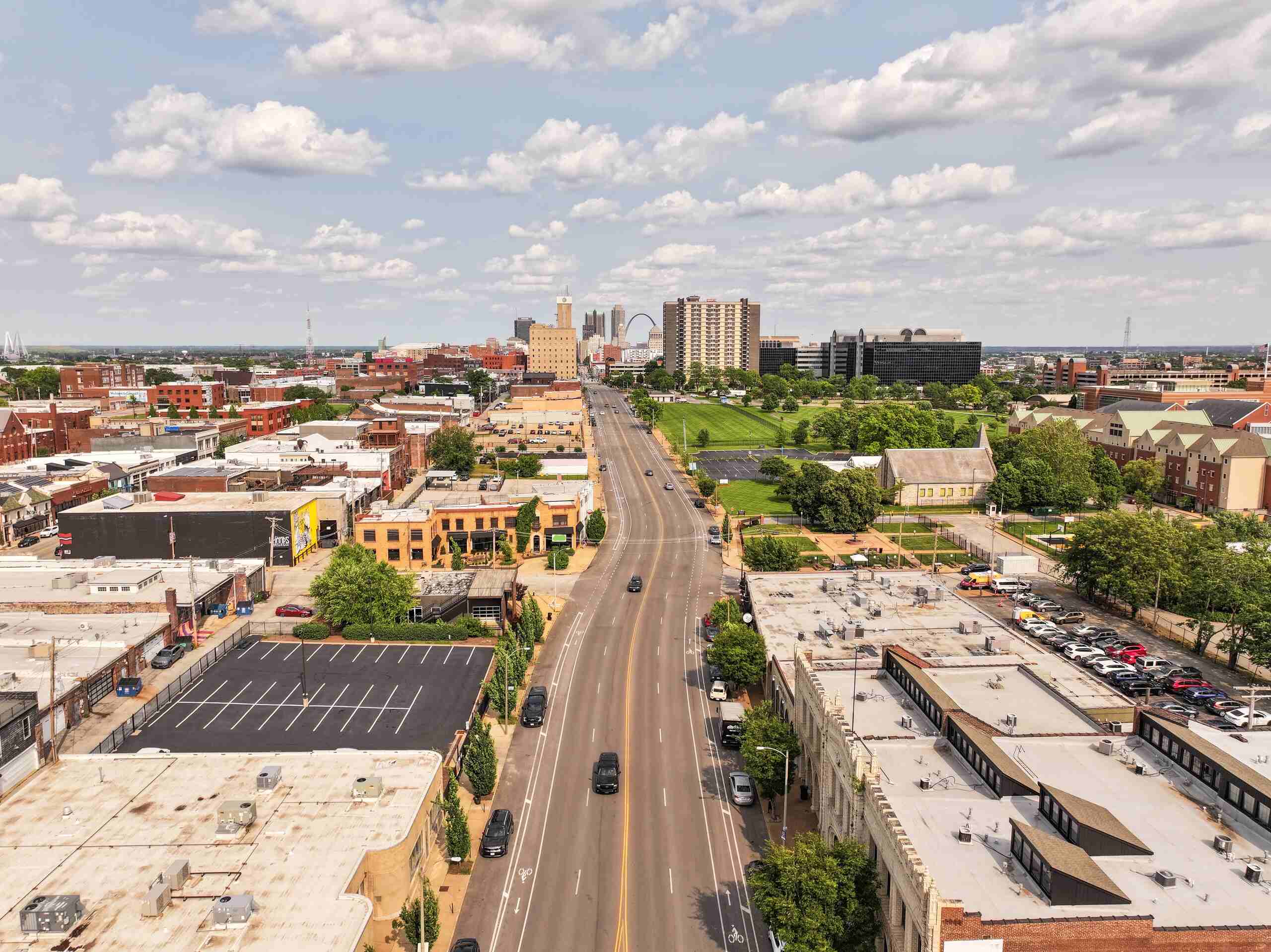 Aerial view of a St. Louis street looking toward the Gateway Arch, representing the geographic region for the car accident claims process in Missouri.
