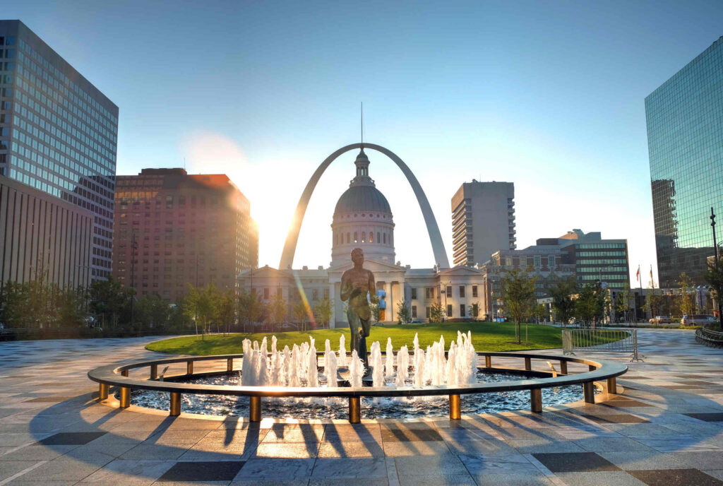 A fountain splashing in front of the Old Courthouse and Gateway Arch in downtown St. Louis.